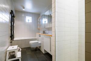 uma casa de banho com um WC, um lavatório e uma banheira em Maríubaugur in Reykjavik - Birta Rentals em Reykjavík