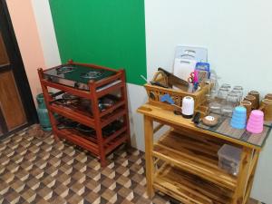 una habitación con una mesa y una estantería con botellas de vino en Palm Garden House en Ko Lanta