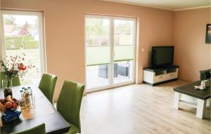 ein Wohnzimmer mit einem Esstisch und einem TV in der Unterkunft 2 Bedroom Stunning Home In Rostock-rvershagen in Rövershagen