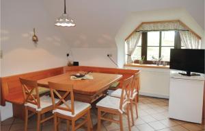 a kitchen and dining room with a wooden table and chairs at Stunning Apartment In Weistrach With 4 Bedrooms, Wifi And Indoor Swimming Pool in Weistrach