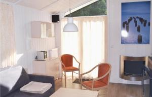 トラフェミュンデにあるSchatzkiste 15 - Dorf 4のリビングルーム(ソファ、椅子、テレビ付)