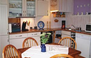 eine Küche mit einem Tisch und einer Blumenvase darauf in der Unterkunft Ferienhaus Rusewase A in Sassnitz