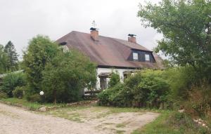 ザスニッツにあるAwesome Home In Sassnitz With Kitchenの未舗装路脇の家