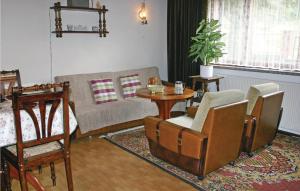 Awesome Home In Fischbach With 2 Bedrooms في Fischbach: غرفة معيشة مع أريكة وطاولة وكراسي