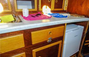 Dapur atau dapur kecil di 2 Bedroom Amazing Ship In Wismar