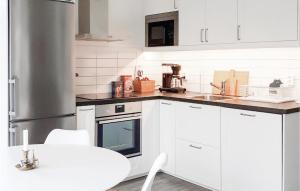 Virtuve vai virtuves zona naktsmītnē Nice Home In Skillingaryd With Kitchen