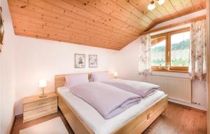 Beautiful Apartment In Dorfgastein With 2 Bedrooms And Wifiにあるベッド