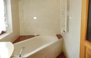 a bathroom with a bath tub and a sink at Awesome Apartment In Remptendorf in Gleima