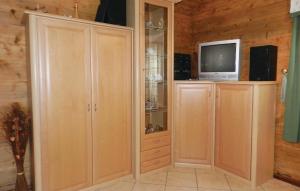 Televisor o centre d'entreteniment de Nice Apartment In Remptendorf With 2 Bedrooms And Wifi