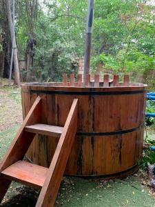 un barril de madera con un banco en un parque en Cabañas Alegria Cajón del Maipo, en San José de Maipo