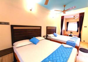 Postel nebo postele na pokoji v ubytování Bhavan Resorts