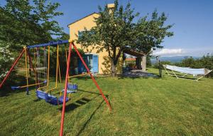 un parque infantil en un patio con un columpio en Gorgeous Home In Koper With Wifi en Koper