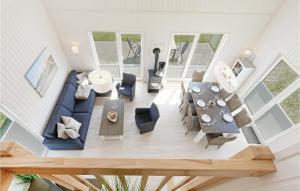 uma vista superior de uma sala de estar com mobiliário azul em Gorgeous Home In Ostseeresort Olpenitz With Wifi em Olpenitz