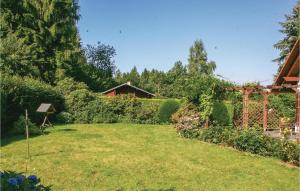 a garden with a yard with grass and bushes at 2 Bedroom Stunning Home In Lengenfeld-plohn in Pechtelsgrün
