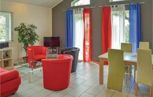 sala de estar con sillas rojas y mesa con TV en Lovely Home In Gerolstein-hinterhaus, With Kitchen, en Hinterhausen