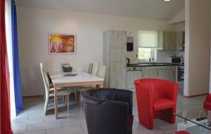 cocina y comedor con mesa y sillas en Lovely Home In Gerolstein-hinterhaus, With Kitchen, en Hinterhausen