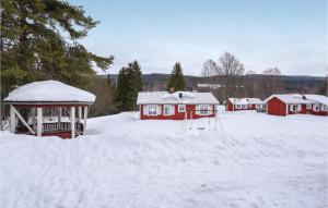 un patio cubierto de nieve con casas y un cenador en Pet Friendly Home In Sysslebck With House A Mountain View en Sysslebäck
