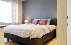 una camera da letto con un letto con cuscini rosa di Kapelhof a Ypres