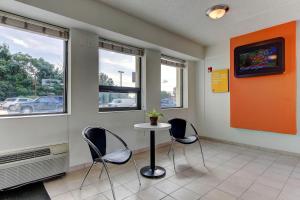 - une salle d'attente avec une table et deux chaises dans l'établissement Motel 6-York, PA - North, à York
