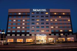 un hotel de novación se ilumina por la noche en Novotel Porto Alegre Airport, en Porto Alegre