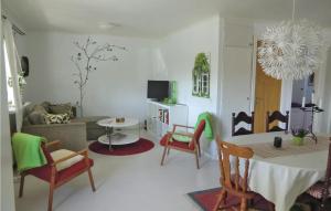 uma sala de estar com mesa e cadeiras em Cozy Home In Kpingsvik With Kitchen em Köpingsvik