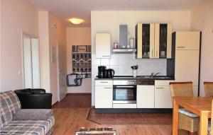 BoiensdorfにあるCozy Apartment In Boiensdorf With Kitchenのキッチン、リビングルーム(ソファ、テーブル付)