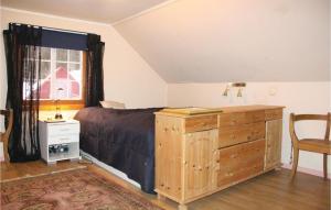 En eller flere senger på et rom på Stunning Home In Rogndalsvg With 3 Bedrooms And Internet