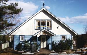 ein blau-weißes Haus mit einem Vogel darüber in der Unterkunft Nice Home In verlida With 1 Bedrooms And Internet in Överlida