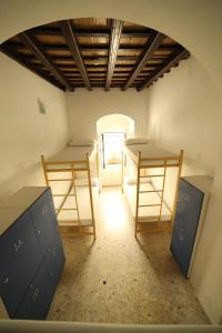 Katil dua tingkat atau katil-katil dua tingkat dalam bilik di Wake up in Tarifa Hostel & Restaurant Lounge