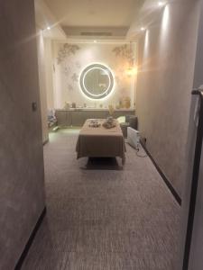 een kamer met een tafel en een spiegel aan de muur bij My G yoo Apartment #1 in Istanbul
