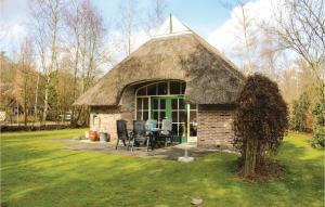 a small house with a thatched roof in a yard at De Haan in IJhorst