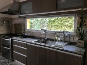 cocina con fregadero y ventana en Casona alegre con pileta y patio en San Pedro