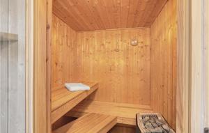 a wooden sauna with a bench in the middle at Friedrichskoog-Strandpark 12 in Friedrichskoog +24 photos