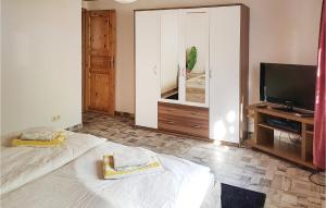 Zimmer mit 2 Betten und einem Flachbild-TV in der Unterkunft Beautiful Apartment In Bastorf With 1 Bedrooms in Bastorf