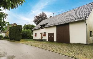 un edificio blanco con techo negro en una calle en 4 Bedroom Gorgeous Home In Monschau-hfen en Höfen
