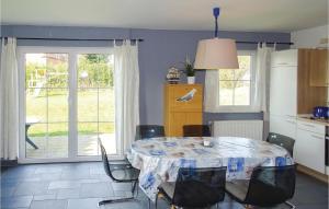eine Küche mit einem Tisch und Stühlen im Zimmer in der Unterkunft Amazing Apartment In Boiensdorf With 2 Bedrooms in Boiensdorf
