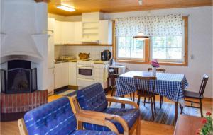 uma sala de estar com uma mesa e uma cozinha com lareira em Nice Home In Eksj With Kitchen em Eksjö