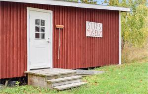 ein rotes Gebäude mit einem Schild, auf dem Schiffe fehlen. in der Unterkunft Nice Home In Eksj With Kitchen in Eksjö