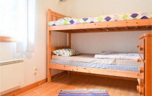 Ce dortoir comprend 2 lits superposés et une fenêtre. dans l'établissement Nice Home In Eksj With Kitchen, à Eksjö