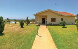 ペルボニアにあるStunning Home In Maroni-Larnacaの前に歩道のある家