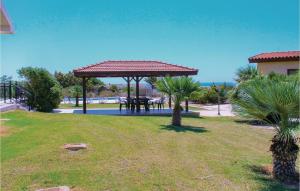 ペルボニアにあるStunning Home In Maroni-Larnacaの庭の椰子の木とテーブルのあるパビリオン +16枚の写真