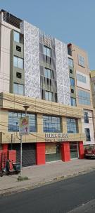 un bâtiment situé sur le côté d'une rue dans l'établissement Golden Heaven Hotel, à Kolkata