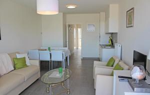un soggiorno con divano e tavolo di Residentie Crystal Ref 93 a Ostenda