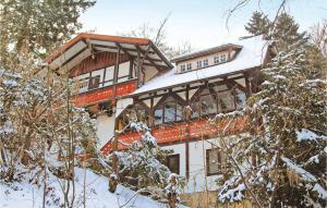 un bâtiment dans la neige avec des arbres enneigés dans l'établissement Amazing Home In Blankenburg With House A Mountain View, à Blankenburg