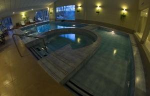 uma grande piscina num edifício em Hotel Malargue em Malargüe