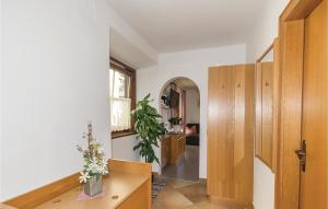 przedpokój ze stołem i drewnianymi drzwiami w obiekcie Ferienwohnung Mit Lift w mieście Rauris