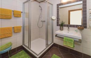 łazienka z prysznicem i umywalką w obiekcie Ferienwohnung Mit Lift w mieście Rauris