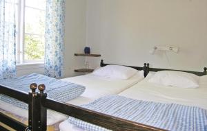 Postel nebo postele na pokoji v ubytování Stunning Home In Lnashult With Kitchen