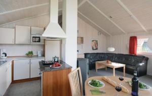 eine Küche und ein Wohnzimmer mit einem Sofa und einem Tisch in der Unterkunft Strandblick 23 - Dorf 1 in Travemünde