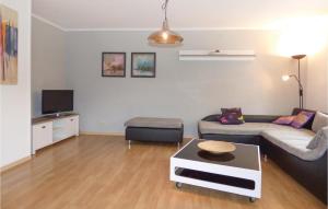 ein Wohnzimmer mit einem Sofa und einem Tisch in der Unterkunft Nice Apartment In Zweifelscheid With Wifi in Zweifelscheid